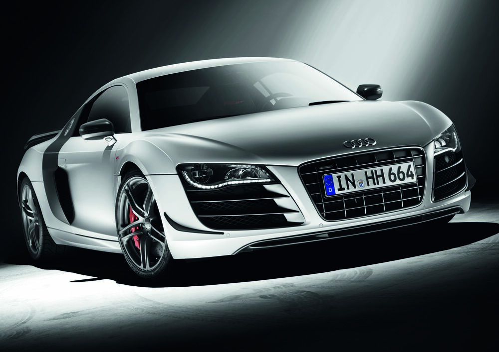 Обои для рабочего стола Серый Audi R8 стоит под лучем света