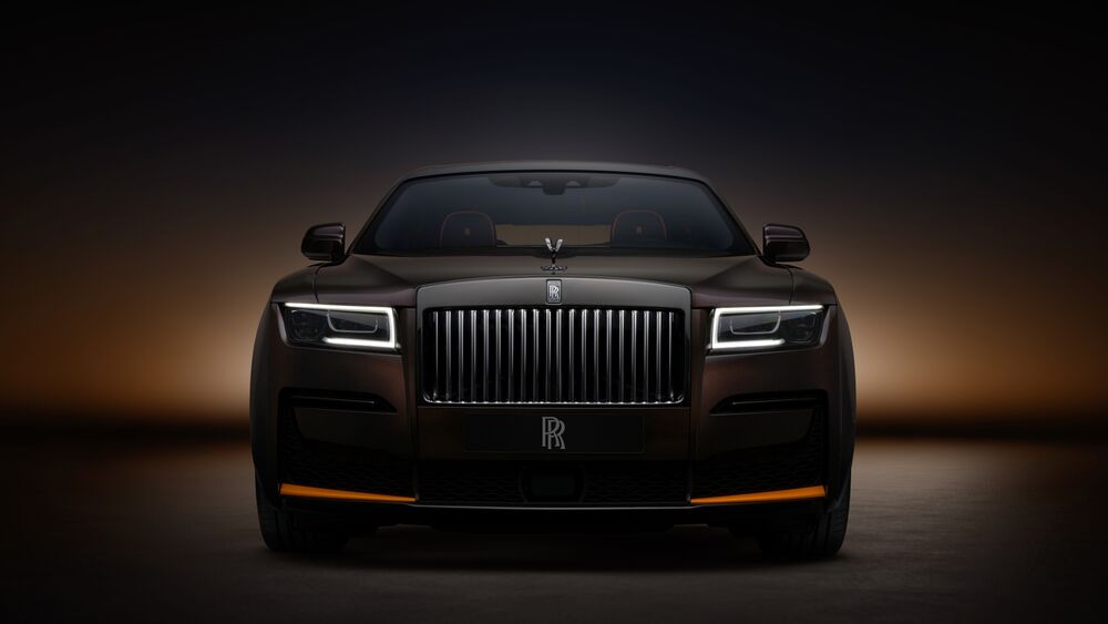 Обои для рабочего стола Роллс-Ройс / Rolls-Royce Ghost на размытом темном фоне