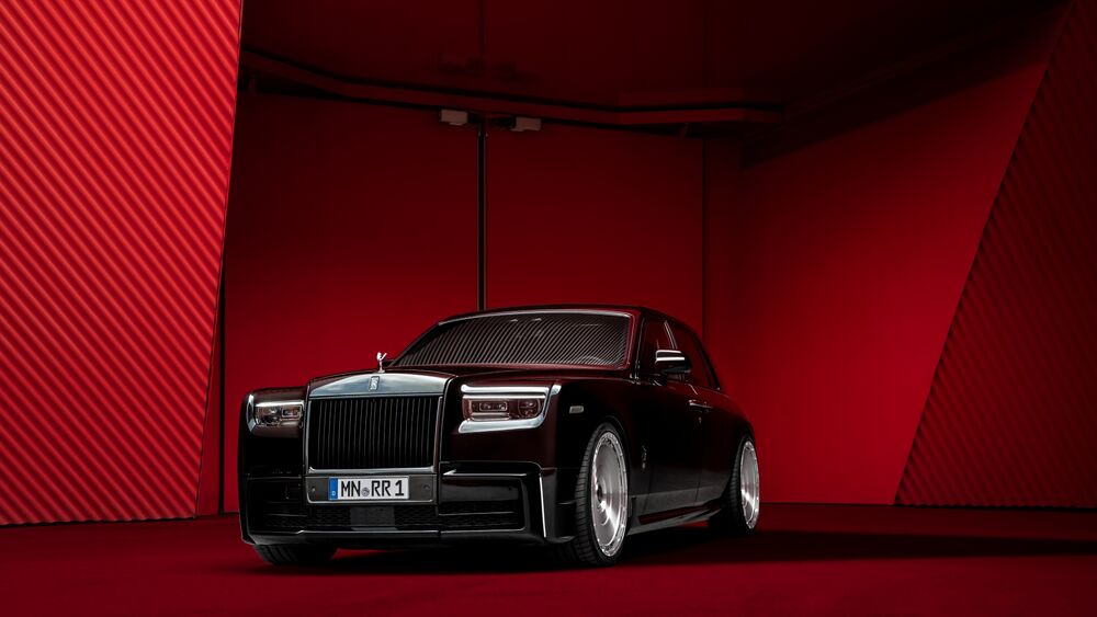 Обои для рабочего стола Роллс-Ройс / Rolls-Royce Phantom на красном фоне