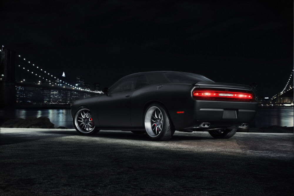 Обои для рабочего стола Черный матовый Dodge Challenger сзади на набережной у моста ночью