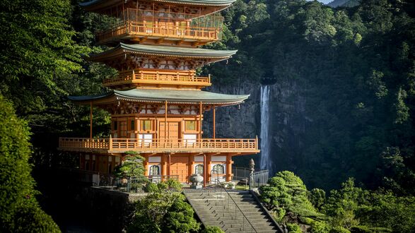 Обои на рабочий стол Буддийская пагода Seiganto-ji у водопада среди деревьев, Japan / Япония