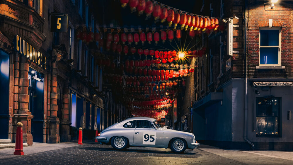 Обои для рабочего стола Серый Porsche 356B Carrera GT на пустынной улице Чайна Тауна вечером