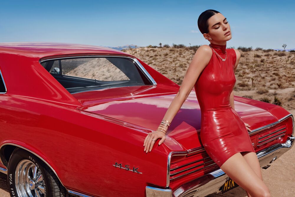 Обои для рабочего стола Кендалл Дженнер / Kendall Jenner в красном коротком платье из латекса возле красной машины в пустыне