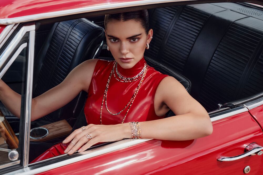 Обои для рабочего стола Кендалл Дженнер / Kendall Jenner в красном коротком платье из латекса сидит в красной машины в пустыне