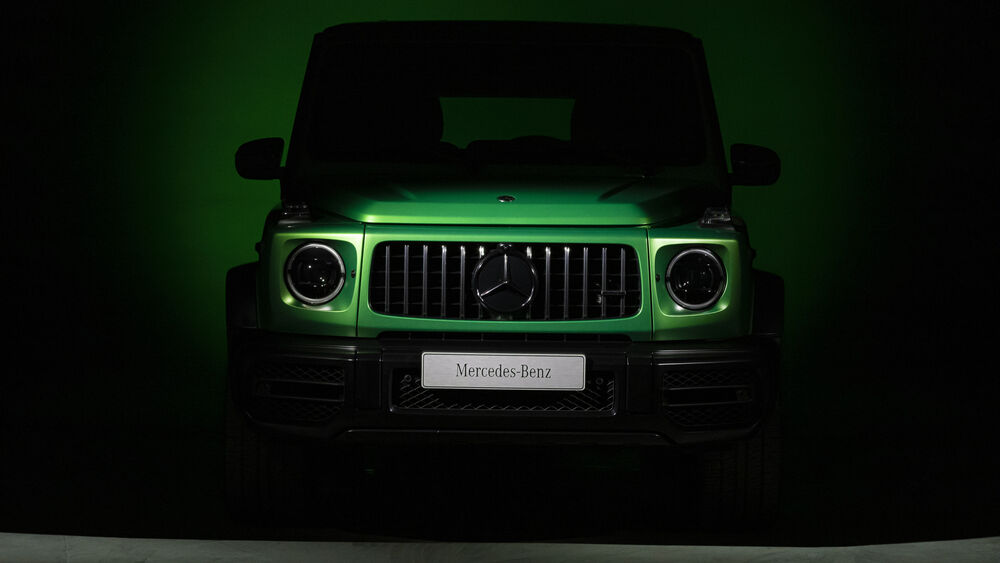 Обои для рабочего стола Mercedes AMG G 63 зеленого цвета в полутемноте