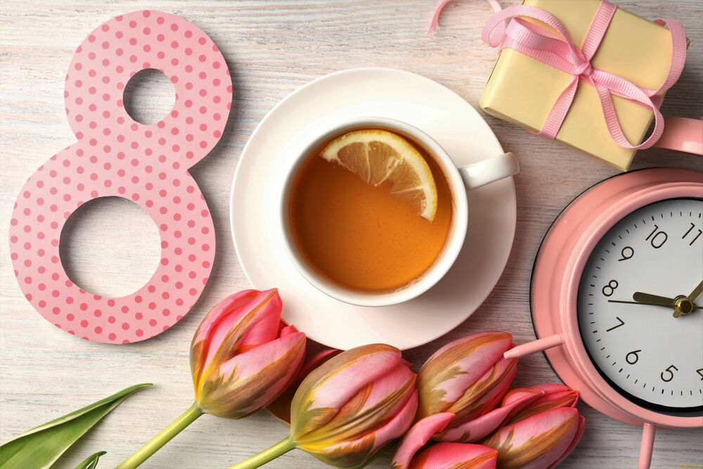 Обои для рабочего стола Чашка чая, цветы и подарки для любимой на 8 марта