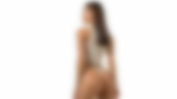 Обои на рабочий стол Девушка в нижнем белье позирует на белом фоне