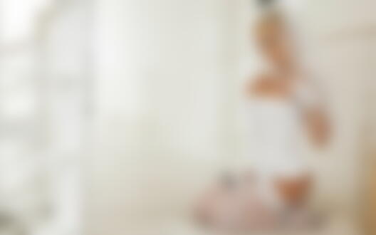 Обои для рабочего стола Девушка в белом корсете белых колготках и фате сидит на полу