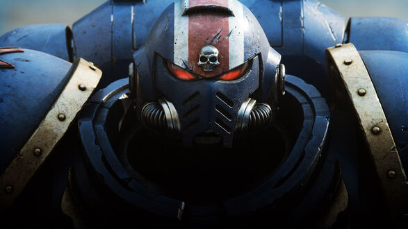 Обои на рабочий стол Воин с красными глазами и черепом на шлеме из игры Warhammer 40K Space Marine 2