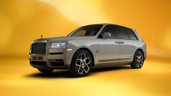 Обои на рабочий стол Роллс-Ройс / Rolls-Royce на желтом фоне