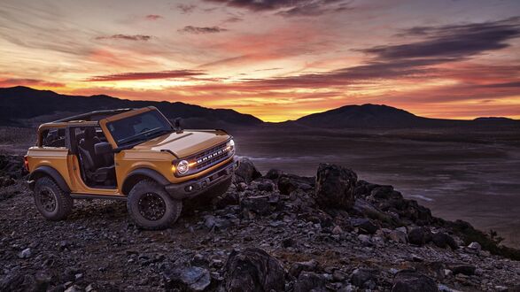Обои на рабочий стол Желтый Ford bronco стоит на фоне гор