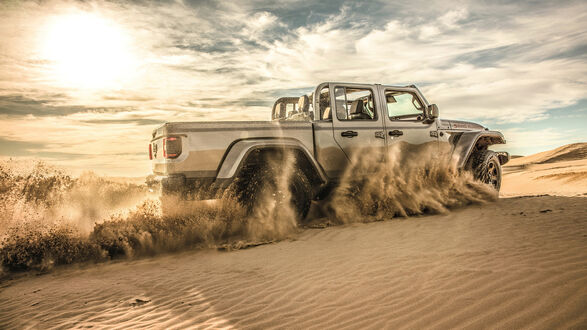 Обои на рабочий стол Джип гладиатор / Jeep Gladiator мчится по дюнам
