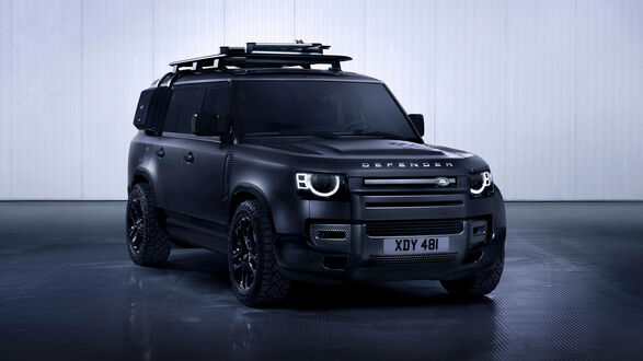 Обои на рабочий стол Черный Land Rover стоит на сером полу в гараже