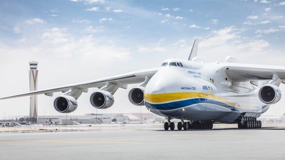 Обои на рабочий стол Самолет АН 225 на взлетной полосе