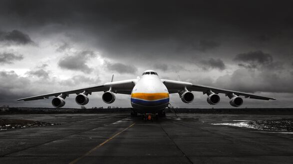 Обои на рабочий стол Самолет АН 225 МРИЯ стоит на взлетной полосе под пасмурным небом