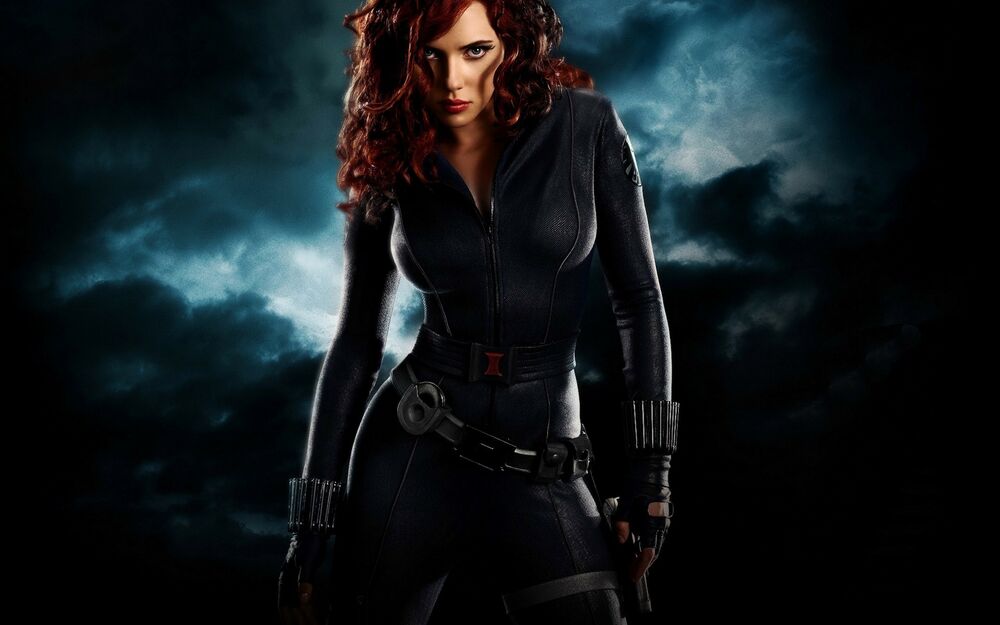 Обои для рабочего стола Scarlett Johansson / Скарлетт Йоханссон в костюме на фоне мрачного неба из фильма Черная вдова