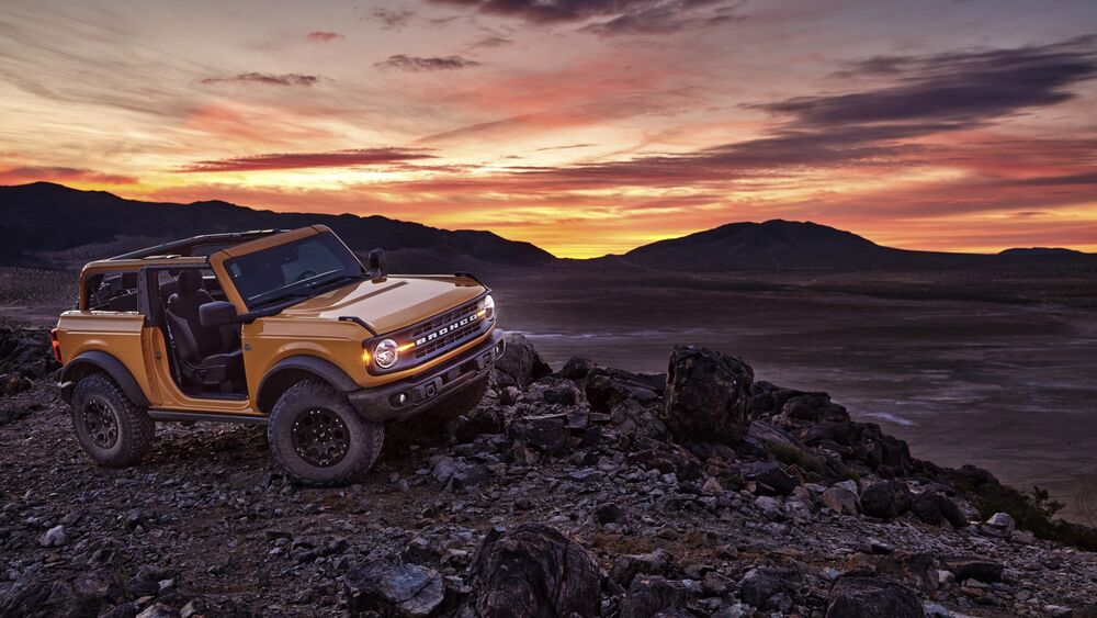 Обои для рабочего стола Желтый Ford bronco стоит на фоне гор