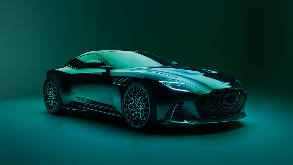 Обои для рабочего стола Aston Martin dbs 770 ultimate на зеленом фоне