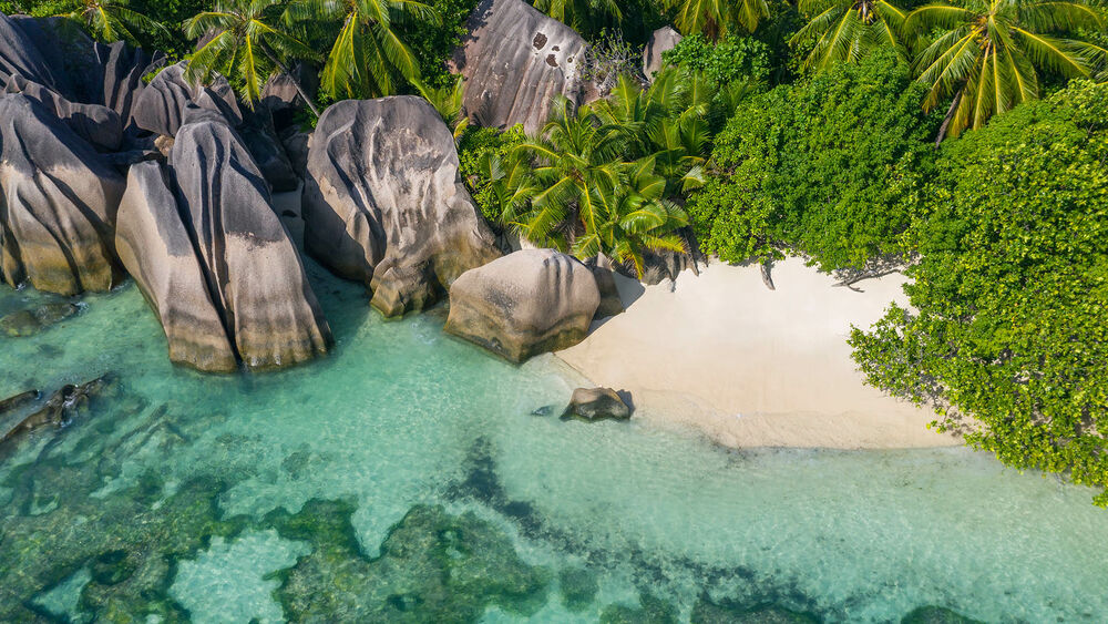 Обои для рабочего стола Пляж на острове Ла-Диг, Сейшельские Острова с высоты птичьего полета