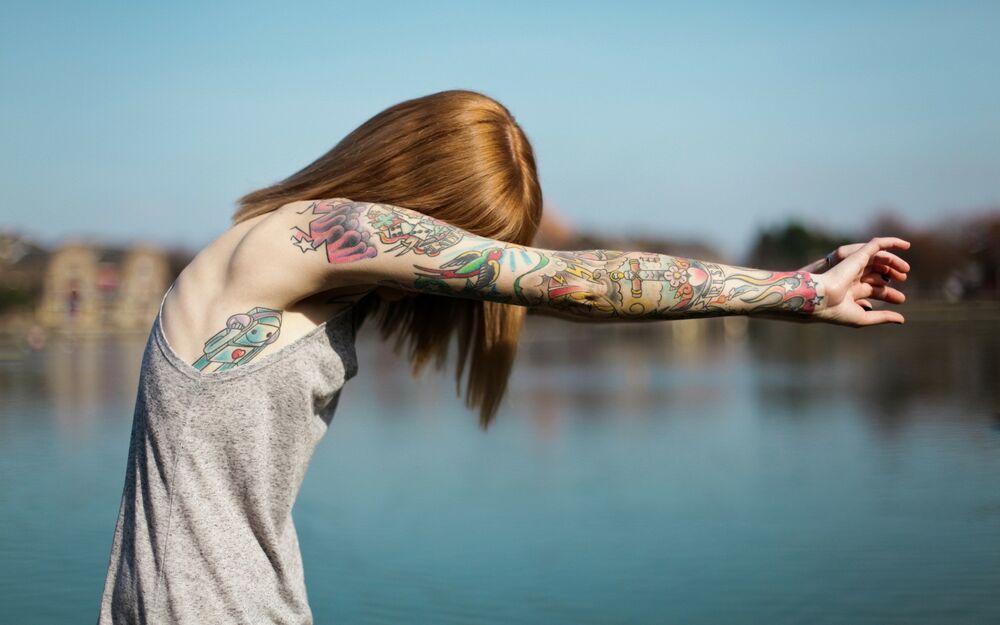 Обои для рабочего стола Девушка с татуировками на фоне озера
