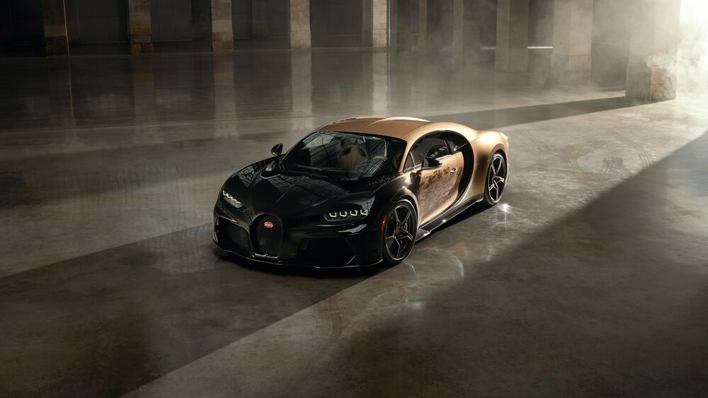 Обои для рабочего стола Черный Bugatti Chiron в лучах солнца в ангаре