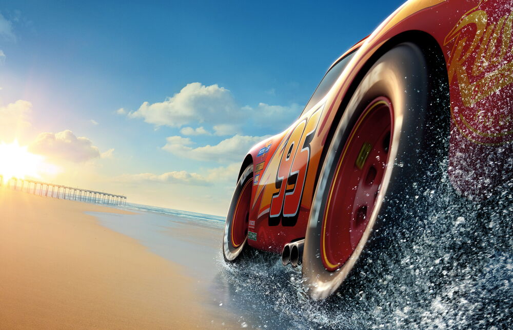 Обои для рабочего стола Молния Маккуин / Lightning McQueen едет по пляжу к солнцу из мультфильма «Тачки»