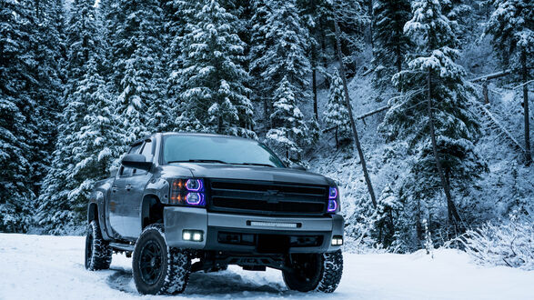 Обои на рабочий стол Пикап Chevrolet Silverado в заснеженном лесу