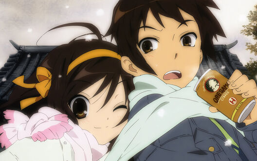 Обои на рабочий стол Харухи Судзумия / Haruhi Suzumiya в розовой одежде прижимается к Кен / Kyon с банкой кофе в руке из аниме Меланхолия Харухи Судзумии / Suzumiya Haruhi no Yuuutsu