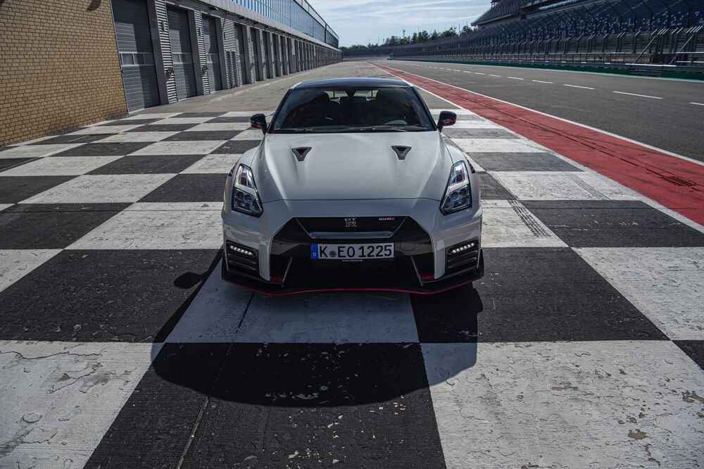 Обои для рабочего стола Nissan GT-R R35 Nismo на треке в турине