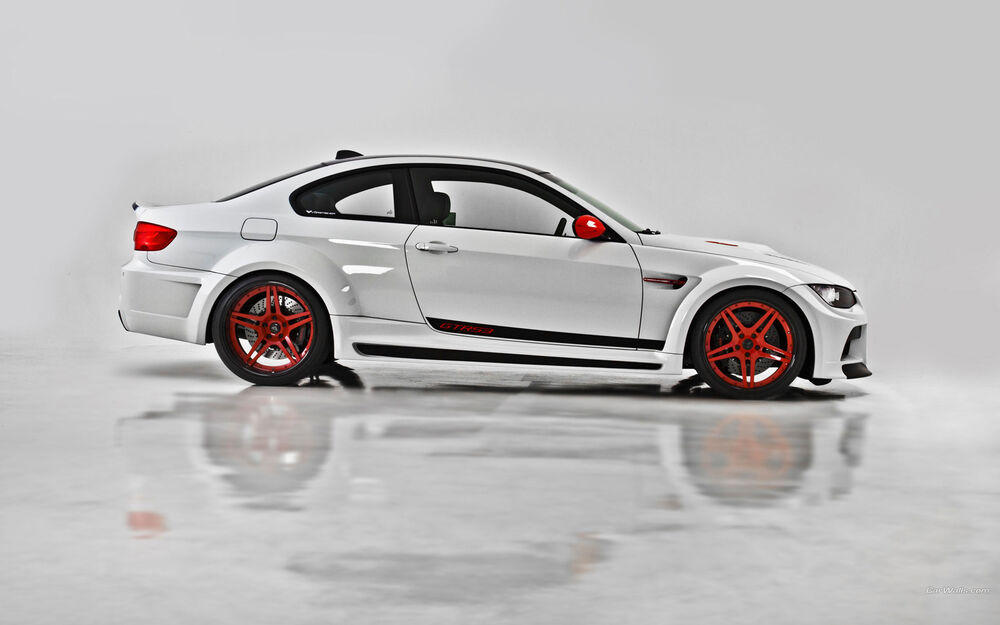 Обои для рабочего стола Белый автомобиль BMW M3 с красными дисками, стоит на белом фоне и на зеркальном полу