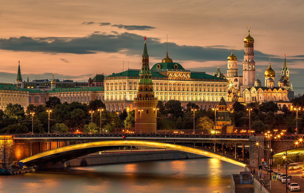 Обои для рабочего стола Россия, Москва, вид Московский Кремль через Патриарший мост вечером