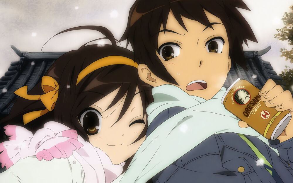 Обои для рабочего стола Харухи Судзумия / Haruhi Suzumiya в розовой одежде прижимается к Кен / Kyon с банкой кофе в руке из аниме Меланхолия Харухи Судзумии / Suzumiya Haruhi no Yuuutsu