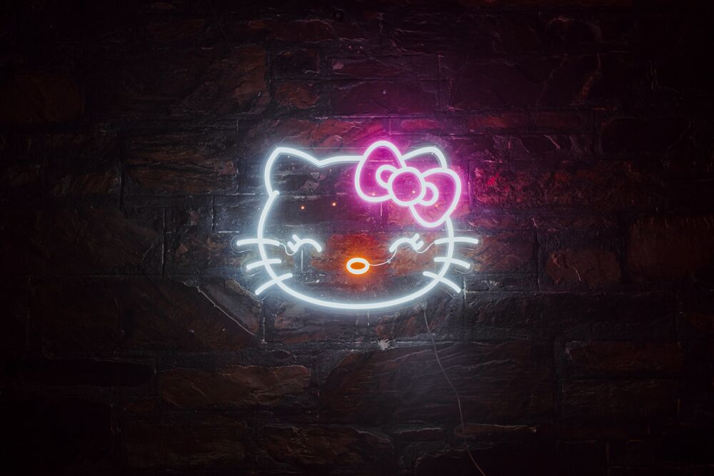 Обои для рабочего стола Неоновый светильник в виде Hello Kitty / Kitty White на стене ночью