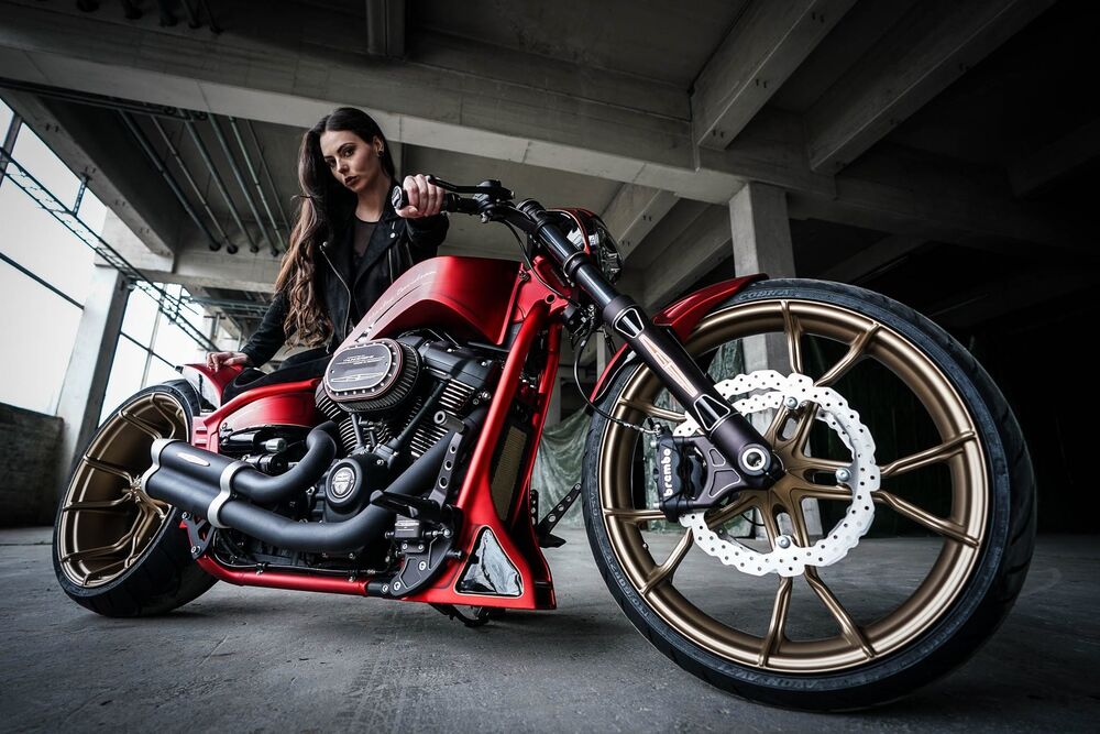 Обои для рабочего стола Девушка в черном и красный мотоцикл Harley-Davidson / Харли-Дэвидсон