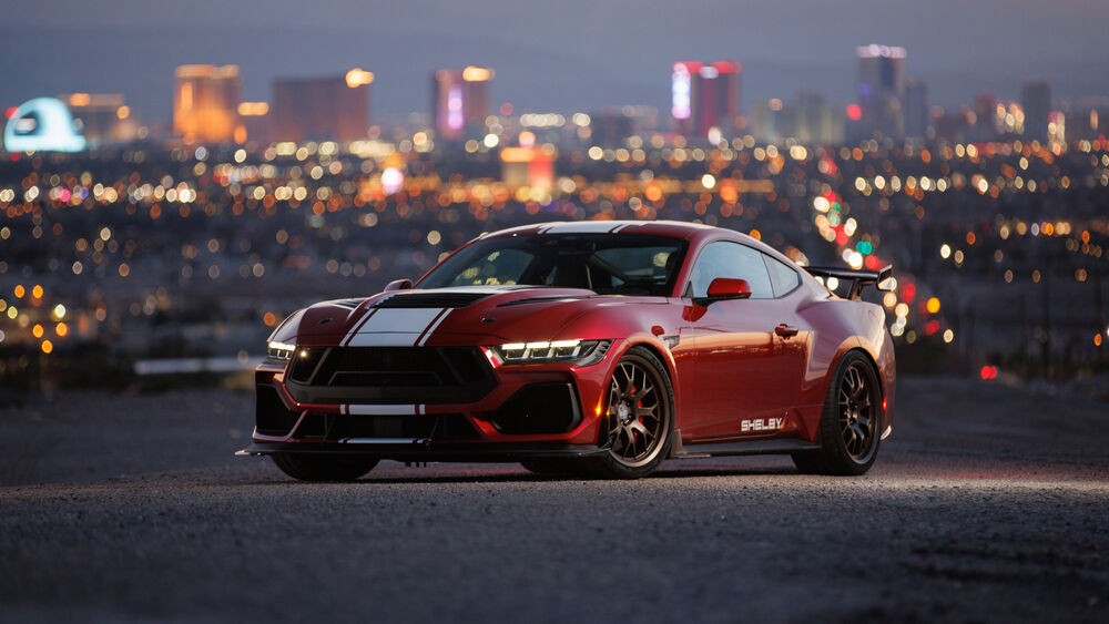 Обои для рабочего стола Красный Ford Shelby Super Snake / Форд Шелби Супер Снейк на фоне размытого ночного города
