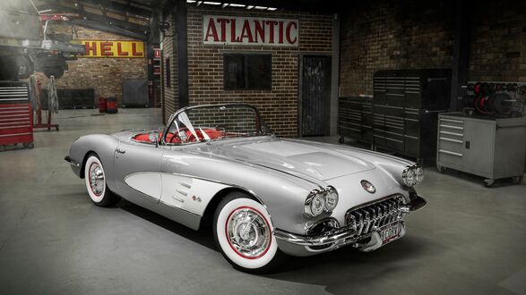 Обои на рабочий стол Серый винтажный автомобиль Chevrolet Corvette в гараже