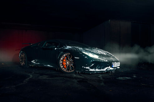 Обои на рабочий стол Зеленый Lamborghini Huracan с горящими фарами в снегу
