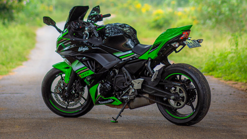 Обои для рабочего стола Зеленый мотоцикл Kawasaki на проселочной дороге