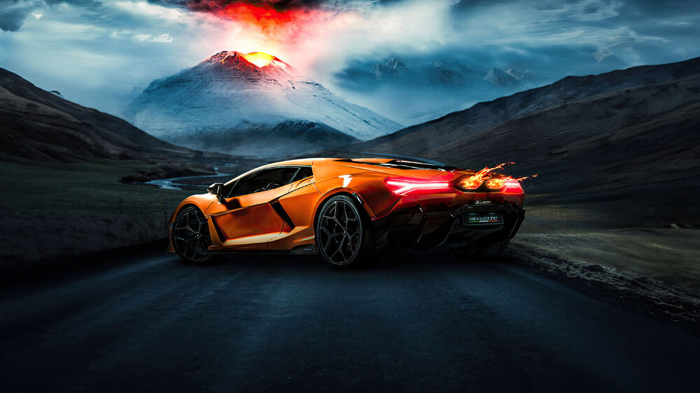 Обои для рабочего стола Оранжевая Lamborghini Revuelto на дороге на фоне извер вулкана