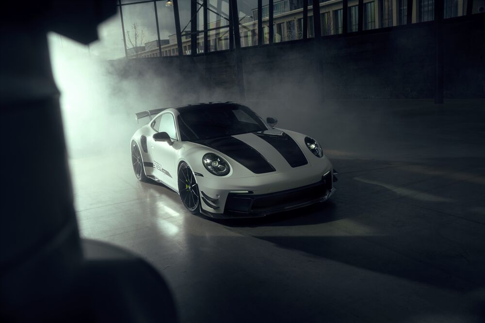 Обои для рабочего стола Белая с черными полосами спортивная машина Porsche 911 Turbo SSR GT Performance