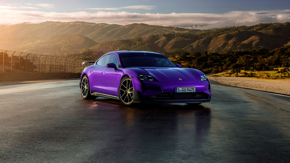 Обои для рабочего стола Фиолетовый Porsche Panamera на мокром асфальте на фоне гор