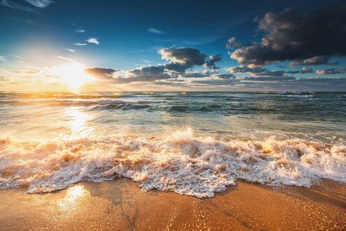 Конкурсная работа Плеск волн на песчаном берегу моря и восход солнца на горизонте
