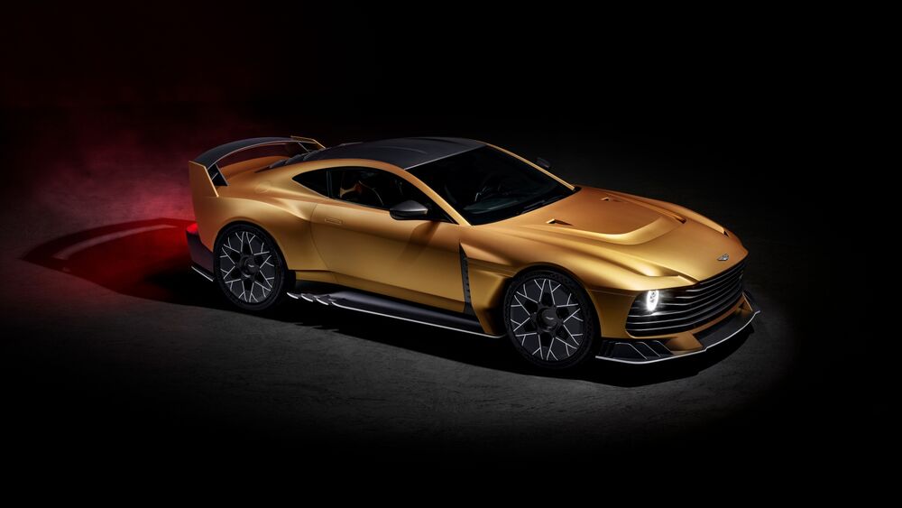 Обои для рабочего стола Золотой Aston Martin на черном фоне