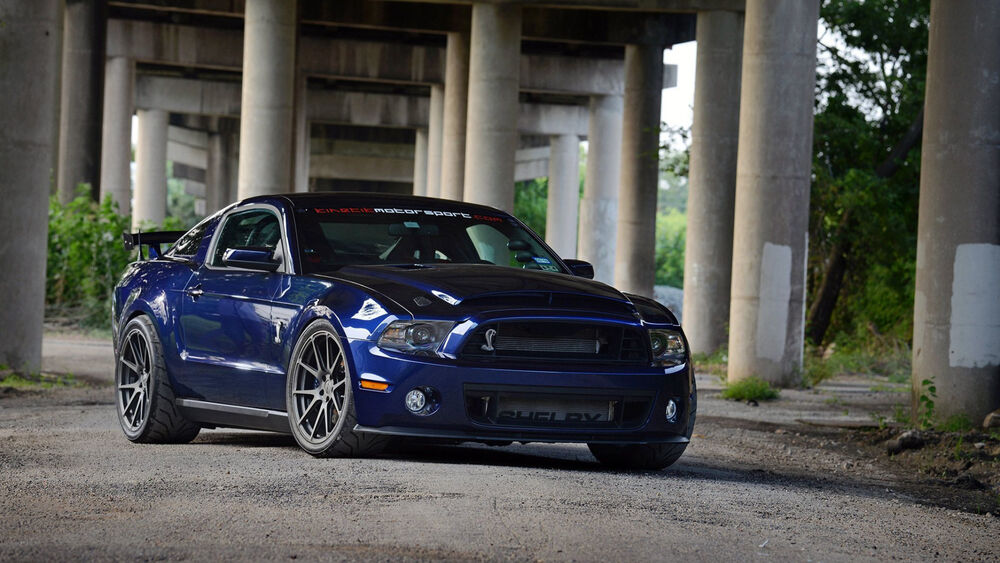 Обои для рабочего стола Темно-синий Ford shelby Mustang под эстакадой