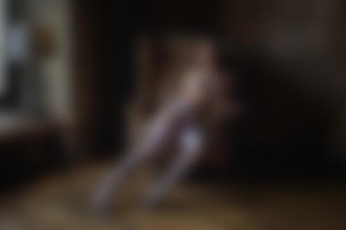 Обои на рабочий стол Темноволосая девушка в белых трусиках и в чулках топлес сидит на кресле в комнате