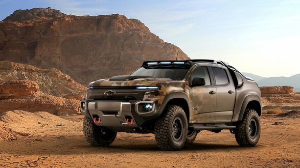 Обои на рабочий стол Внедорожник Шевроле Колорадо / Chevrolet Colorado мчит по пустыне