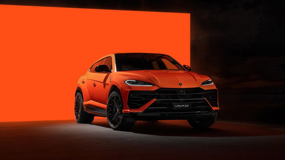 Обои для рабочего стола Оранжевый Lamborgini Urus на оранжевом фоне