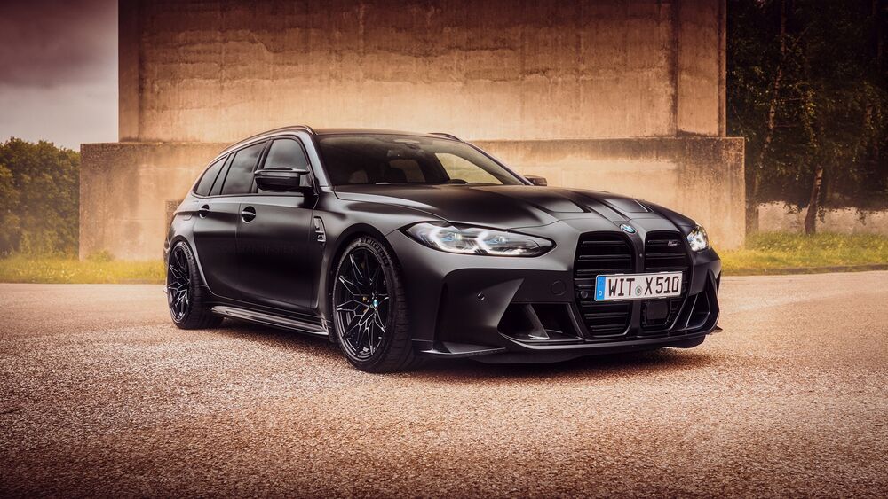 Обои для рабочего стола Черный BMW M3 спереди у дома