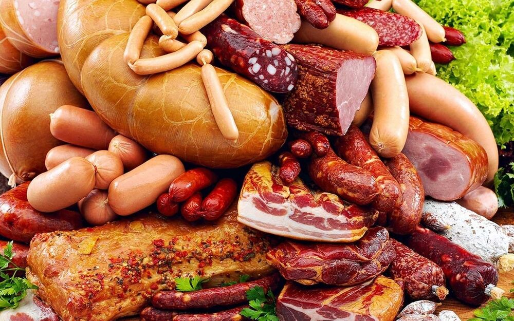 Обои для рабочего стола Горка из мясных деликатесов: колбаса, ветчина, сало, сардельки, сосиски и пр