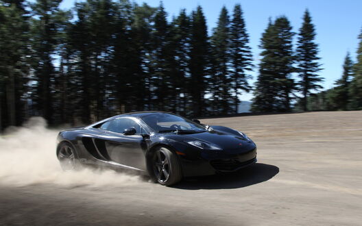 Обои на рабочий стол Черный McLaren MP4-12C на загородном треке